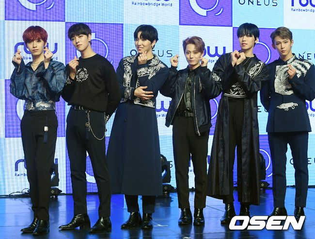 원어스가 무대 위에서 포즈를 취하고 있다./rumi@osen.co.kr