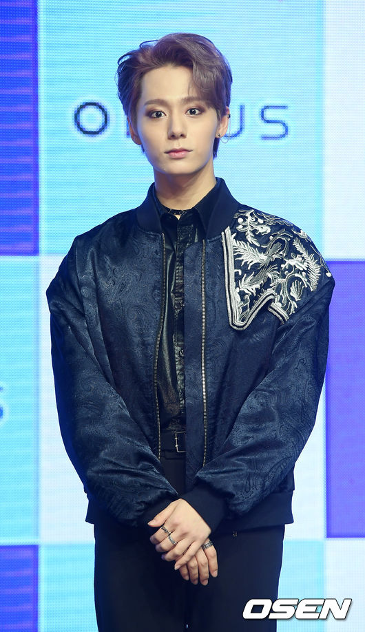 원어스 환웅이 무대 위에서 포즈를 취하고 있다./rumi@osen.co.kr