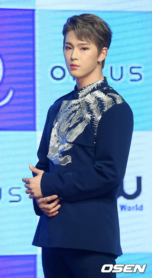 원어스 이도가 무대 위에서 포즈를 취하고 있다./rumi@osen.co.kr