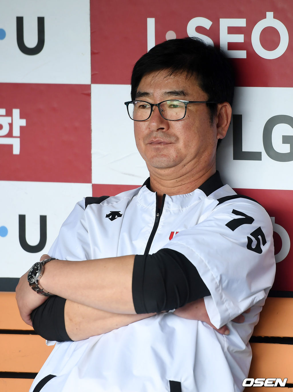 LG 류중일 감독이 덕아웃에서 선수들의 훈련을 바라보며 생각에 잠겨 있다./rumi@osen.co.kr