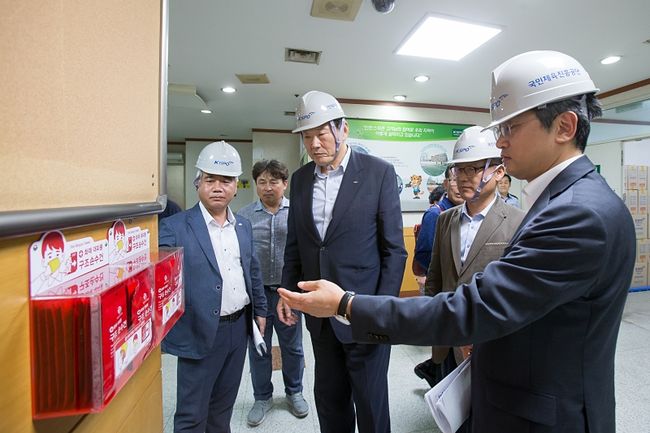 [사진]경륜경정 인천지점을 찾아 안전경영 현장 점검에 나선 조재기 이사장(왼쪽에서 세 번째) /경륜경정총괄본부 제공