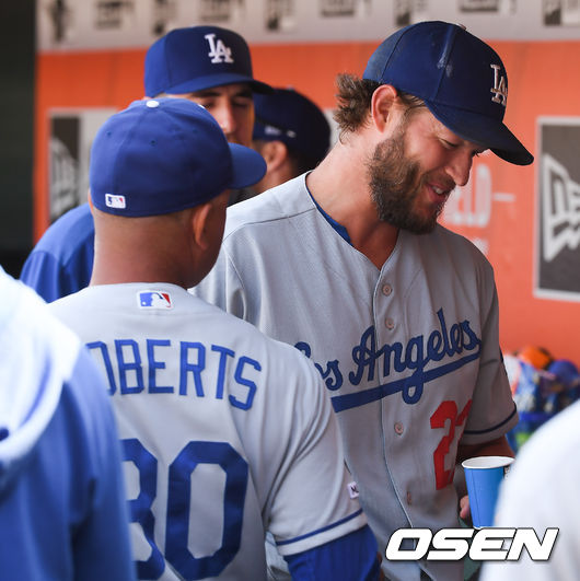 5회말 이닝종료후 다저스 커쇼와 로버츠 감독이 이야기를 나누고 있다.  / soul1014@osen.co.kr