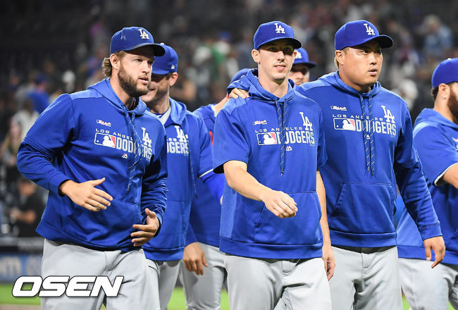 경기종료 후 다저스 커쇼와 뷸러, 류현진이 동료들과 하이파이브를 한뒤 그라운드를 빠져나가고 있다. / soul1014@osen.co.kr