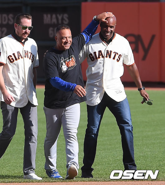 은퇴식에서 배리 본즈와 로버츠 감독이 장난을 친뒤 인사를 하고 있다. / soul1014@osen.co.kr