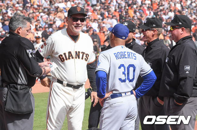 경기에 앞서 시즌 이후 감독은퇴를 선언한 보치 감독이 로버츠 감독과 라인업을 나눈뒤 이야기 나누고 있다.. / soul1014@osen.co.kr