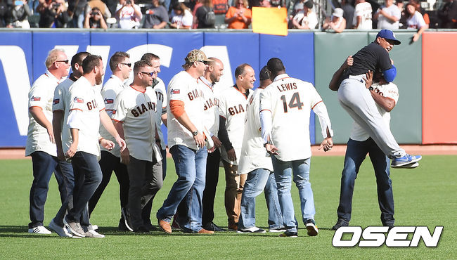 은퇴식에서 배리 본즈가 로버츠 감독을 들어보이고 있다. / soul1014@osen.co.kr