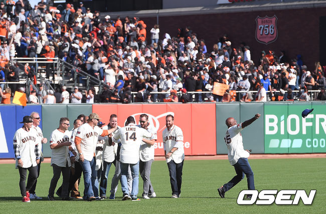 은퇴식에서 배리 본즈가 다저스 로버츠 감독의 모자를 빼앗아 던져버리고 있다. / soul1014@osen.co.kr