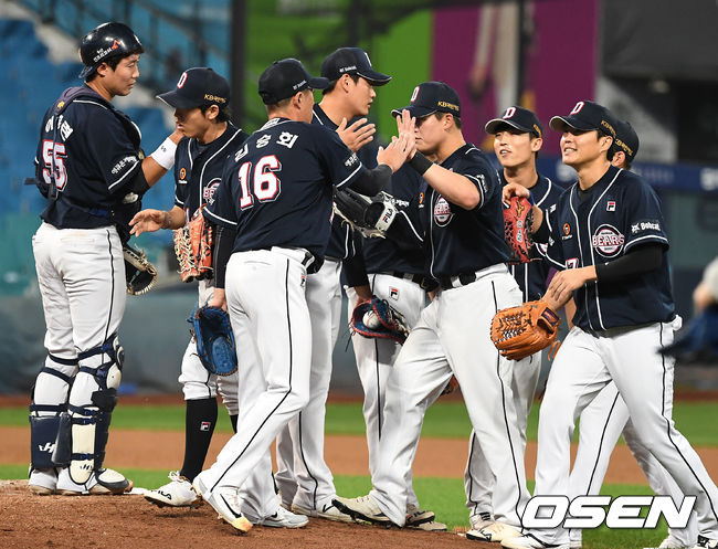경기 종료 후 두산 선수들이 하이파이브를 나누고 있다. /dreamer@osen.co.kr