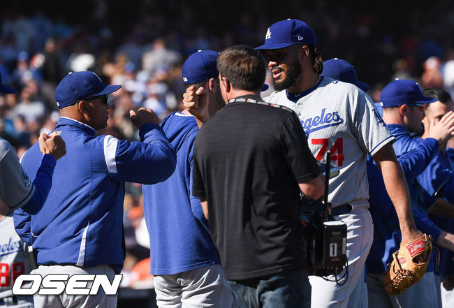 경기종료후 다저스 잰슨이 로버츠 감독과 하이파이브를 하고 있다. / soul1014@osen.co.kr