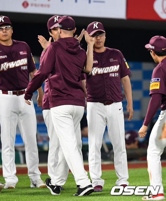 키움은 21일 부산 사직야구장에서 열린 2019 신한은행 MYCAR KBO리그 롯데 자이언츠와의 시즌 6차전에서 선발 요키시의 호투와 찬스마다 득점으로 연결시키는 집중력을 앞세워 7-4로 승리를 거두었다. 7연승을 올리며 상승세를 이어갔다. 롯데는 2연패에 빠졌다.경기 종료 후 키움 장정석 감독이 요키시와 승리의 기쁨을 나누고 있다. /sunday@osen.co.kr