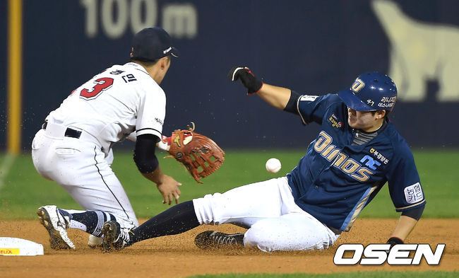 1일 오후 서울 잠실 야구장에서 '2019 신한은행 MY CAR KBO리그' 두산 베어스와 NC 다이노스의 경기가 열렸다.1회초 2사 1루 NC 박민우가 양의지의 안타로 3루까지 진루하고 있다. / youngrae@osen.co.kr