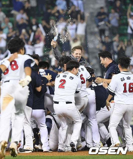 1두산 베어스는 1일 서울 잠실구장에서 열린 '2019 신한은행 MY CAR KBO리그' NC 다이노스와의 팀 간 16차전에서 6-5로 승리했다. 이날 승리로 시즌 전적 88승 1무 55패를 기록한 두산은 SK와 동률을 이뤘지만, 상대전적(9승 7패)에서 앞서면서 정규시즌 우승에 성공했다.정규시즌 우승을 거둔 두산 선수들이 기뻐하고 있다. / youngrae@osen.co.kr