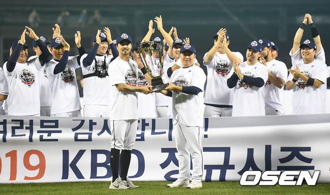 1두산 베어스는 1일 서울 잠실구장에서 열린 '2019 신한은행 MY CAR KBO리그' NC 다이노스와의 팀 간 16차전에서 6-5로 승리했다. 이날 승리로 시즌 전적 88승 1무 55패를 기록한 두산은 SK와 동률을 이뤘지만, 상대전적(9승 7패)에서 앞서면서 정규시즌 우승에 성공했다.정규시즌 우승을 거둔 두산 김태형 감독과 오재원이 우승 트로피를 들고 포토타임을 갖고 있다. / youngrae@osen.co.kr