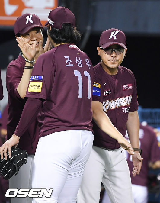 경기종료 후 키움 장정석 감독이 조상우와 하이파이브를 하고 있다.  / soul1014@osen.co.kr