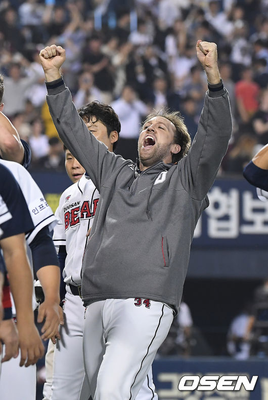 1두산 베어스는 1일 서울 잠실구장에서 열린 '2019 신한은행 MY CAR KBO리그' NC 다이노스와의 팀 간 16차전에서 6-5로 승리했다. 이날 승리로 시즌 전적 88승 1무 55패를 기록한 두산은 SK와 동률을 이뤘지만, 상대전적(9승 7패)에서 앞서면서 정규시즌 우승에 성공했다.정규시즌 우승을 거둔 두산 린드블럼이 기뻐하고 있다. / youngrae@osen.co.kr