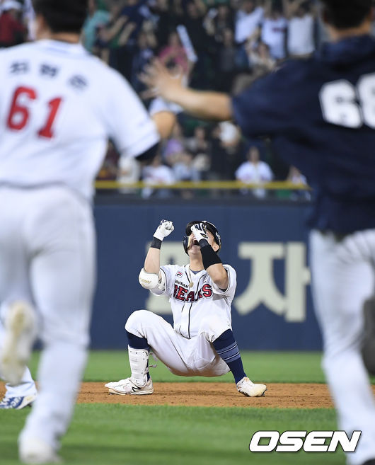 1두산 베어스는 1일 서울 잠실구장에서 열린 '2019 신한은행 MY CAR KBO리그' NC 다이노스와의 팀 간 16차전에서 6-5로 승리했다. 이날 승리로 시즌 전적 88승 1무 55패를 기록한 두산은 SK와 동률을 이뤘지만, 상대전적(9승 7패)에서 앞서면서 정규시즌 우승에 성공했다.9회말 무사 2루 두산 박세혁이 끝내기 안타를 때린 뒤 기뻐하고 있다. / youngrae@osen.co.kr