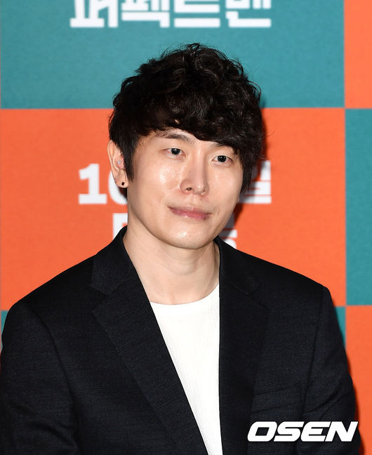 영화 '퍼펙트맨’ 언론시사회가 16일 오후 서울 메가박스 동대문에서 열렸다.  ‘퍼펙트맨’은 까칠한 로펌 대표 ‘장수’(설경구)와 철없는 꼴통 건달 ‘영기’(조진웅)가 사망보험금을 걸고 벌이는 인생 반전 코미디. 오는 10월초 개봉.  용수 감독이 취재진의 질문을 듣고 있다. /sunday@osen.co.kr