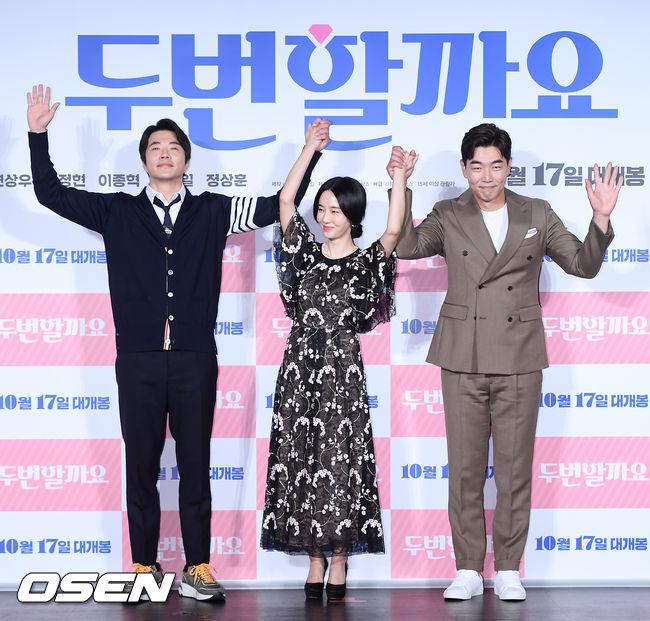 17일 오전 서울 광진구 자양동 건대입구 롯데시네마서 영화 ‘두번할까요’ 제작보고회가 진행됐다. 배우 권상우, 이정현, 이종혁이 무대 위에서 포토타임을 갖고 있다./ rumi@osen.co.kr