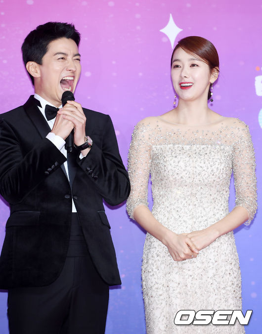 28일 오후 서울 마포구 SBS 프리즘타워 로비에서 진행된 '2018 SBS 연예대상' 포토월 행사에서 소이현, 인교진 부부가 포토타임을 갖고 있다./ rumi@osen.co.kr