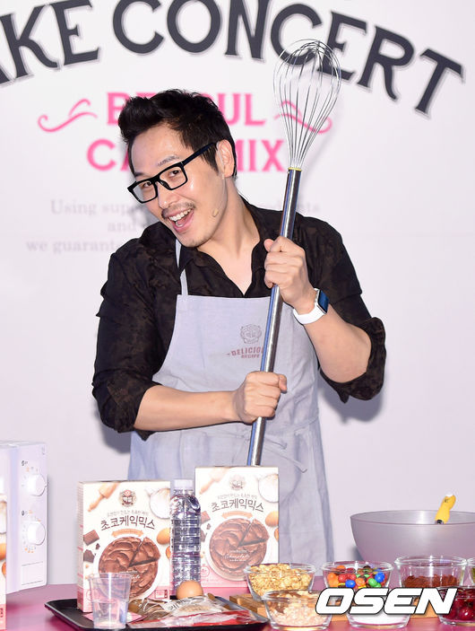 특히 방문 고객에게 '백설 케익믹스' 판매 10만개 돌파를 기념해 전자레인지로 4분 만에 만든 조각 케이크와 아이스 아메리카노를 무료로 제공한다. 또한, 케익하우스에 '백설 케익믹스'로 나만의 케이크를 직접 만들어 볼 수 있도록 체험존을 구성해 맛과 풍미를 직접 체험해 볼 수 있게할 예정이다./sunday@osen.co.kr