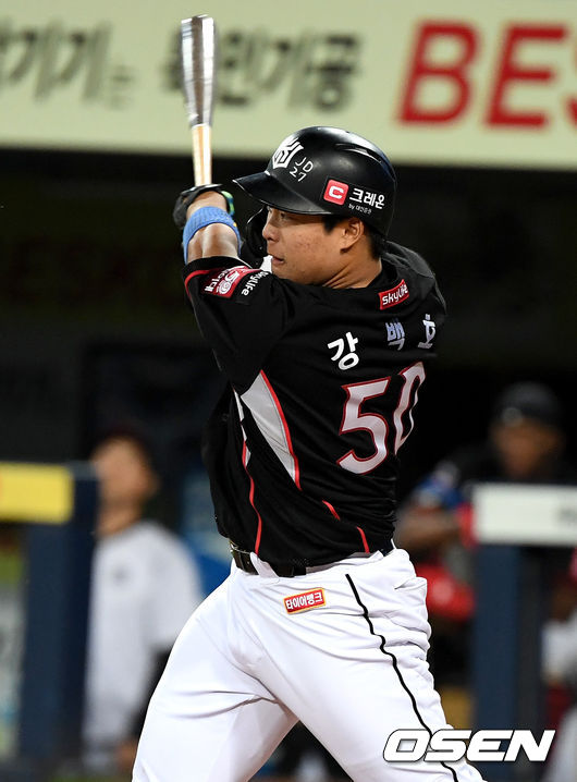 연장 10회초 2사 1, 2루 상황 KT 강백호가 역전 1타점 적시타를 날리고 있다. /dreamer@osen.co.kr