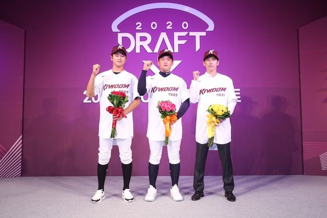 [사진] 장충고 외야수 박주홍(왼쪽부터 ), 성남고 투수 이종민, 충암고-휴스턴 내야수 문창종 / 키움 히어로즈 제공