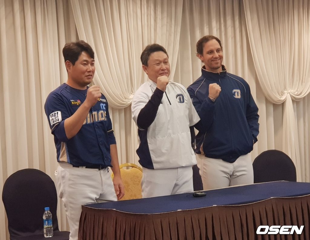 NC 다이노스 양의지(왼쪽부터), 이동욱 감독, 프리드릭. /fpdlsl72556@osen.co.kr