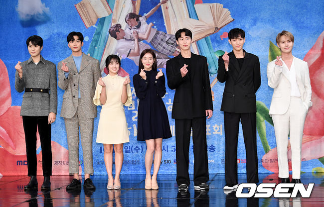 배우 정건주, 로운, 김혜윤, 이나은, 이재욱, 김영대, 이태리가 포토타임을 하고 있다. /jpnews@osen.co.kr