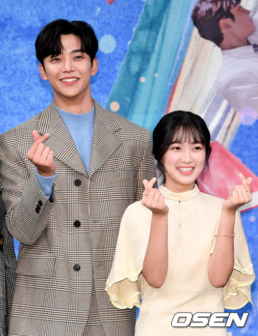 배우 로운, 김혜윤이 포토타임을 하고 있다. /jpnews@osen.co.kr