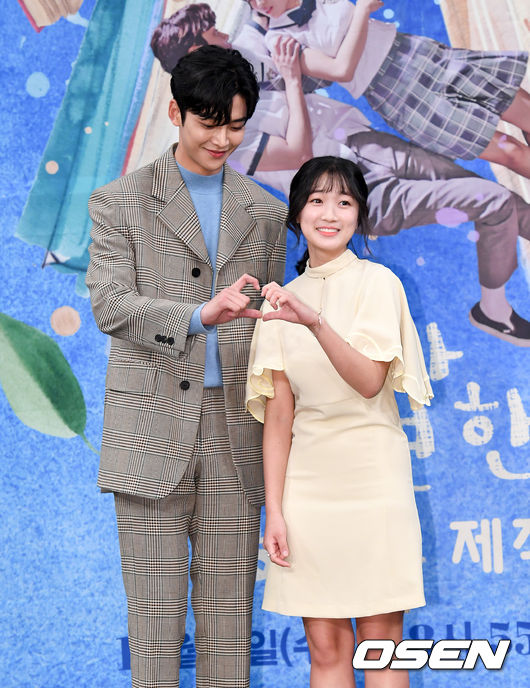 배우 로운, 김혜윤이 포토타임을 하고 있다. /jpnews@osen.co.kr