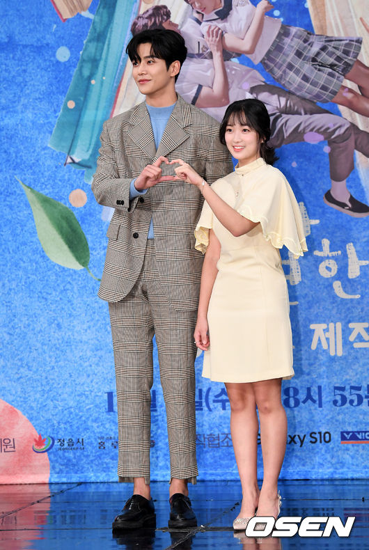 배우 로운, 김혜윤이 포토타임을 하고 있다. /jpnews@osen.co.kr