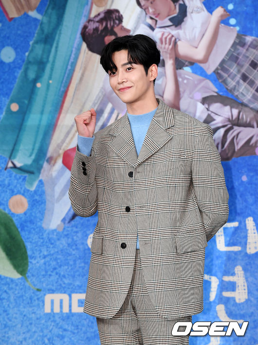 배우 로운이 포토타임을 하고 있다. /jpnews@osen.co.kr