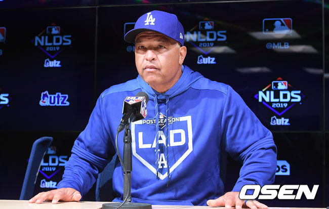 다저스 로버츠 감독이 인터뷰를 하고 있다.  / soul1014@osen.co.kr