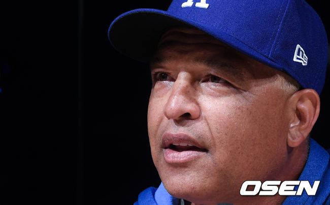 로버츠 감독이 인터뷰를 하고 있다. / soul1014@osen.co.kr