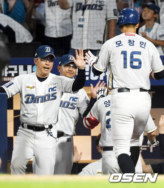 4회말 무사 주자 1루 NC 양의지가 좌월 역전 투런 홈런을 날린 후 홈을 밟은 양의지와 모창민이 덕아웃에서 이동욱 감독과 하이파이브를 하고 있다./rumi@osen.co.kr