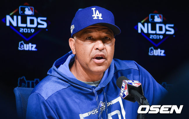 디비전시리즈 개막 하루 앞둔 3일(한국시간) 미국 캘리포니아주 로스앤젤레스 다저스타디움에서 2019 메이저리그 내셔널리그 디비전시리즈(NLDS) 공식훈련이 진행됐다.훈련에 앞서 로버츠 감독이 인터뷰를 하고 있다./ soul1014@osen.co.kr