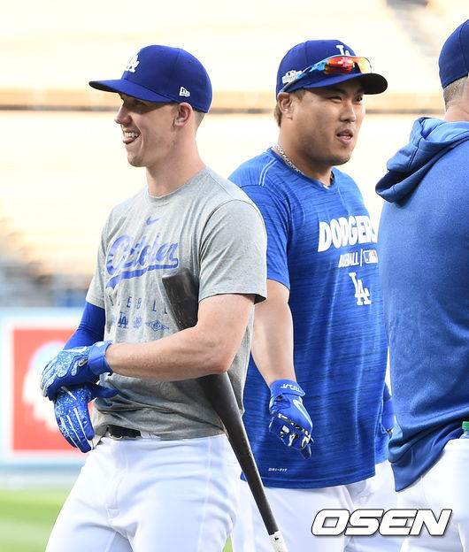 워커 뷸러(왼쪽)와 류현진이 타격 훈련을 하며 웃고 있다. /soul1014@osen.co.kr