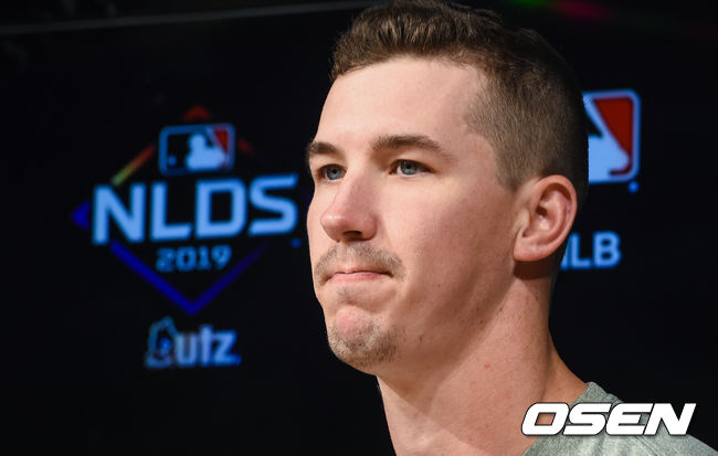 훈련에 앞서 1차전 선발투수 뷸러가 인터뷰를 하고 있다./ soul1014@osen.co.kr