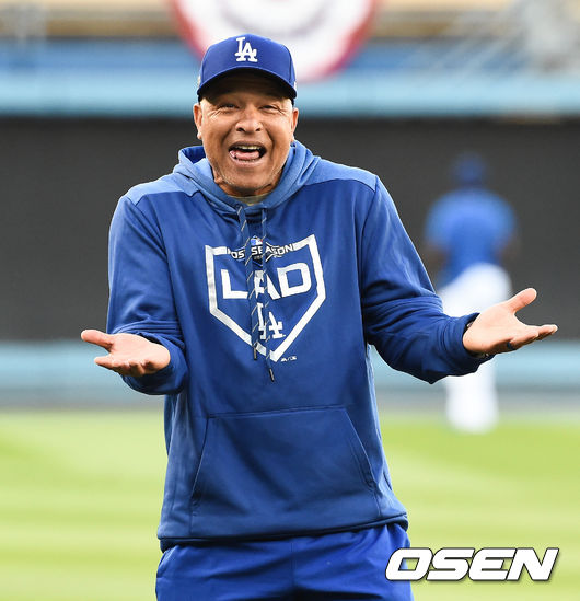 디비전시리즈 개막 하루 앞둔 3일(한국시간) 미국 캘리포니아주 로스앤젤레스 다저스타디움에서 2019 메이저리그 내셔널리그 디비전시리즈(NLDS) 공식훈련이 진행됐다.로버츠 감독이 미소 짓고 있다. /  soul1014@osen.co.kr