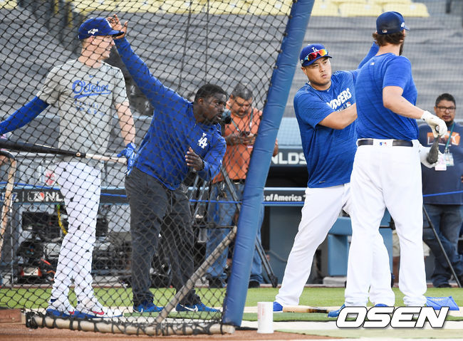 디비전시리즈 개막 하루 앞둔 3일(한국시간) 미국 캘리포니아주 로스앤젤레스 다저스타디움에서 2019 메이저리그 내셔널리그 디비전시리즈(NLDS) 공식훈련이 진행됐다.류현진이 뷸러, 커쇼와 함께 스트레칭을 하고 있다. /  soul1014@osen.co.kr