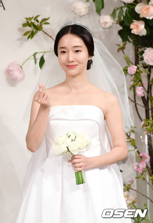 배우 이정현 결혼식이 7일 오후 서울 중구 장충동 신라호텔 영빈관에서 열렸다.배우 이정현이 포토타임을 갖고 있다. /pjmpp@osen.co.kr