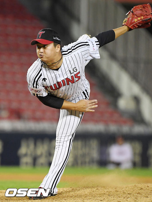 9회초 2사 주자 1,2루 KT 배정대 타석에서 마운드에 오른 LG 고우석이 힘차게 공을 뿌리고 있다. /rumi@osen.co.kr