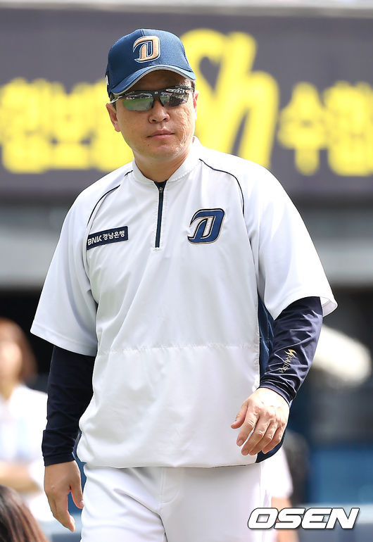 경기에 앞서 NC 이동욱 감독이 선수들의 훈련을 지켜보고 있다. /youngrae@osen.co.kr