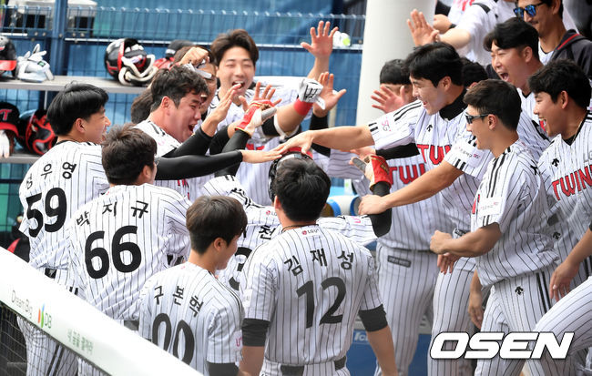 3일 오후 서울 잠실야구장에서 '2019 신한은행 MY CAR KBO 포스트시즌' LG 트윈스와 NC 다이노스의 와일드카드 결정전 1차전이 열렸다.1회말 1사 2루에서 LG 이형종의 선제 1타점 적시타에 이천웅이 득점을 올리고 동료선수들과 기뻐하고 있다. /jpnews@osen.co.kr