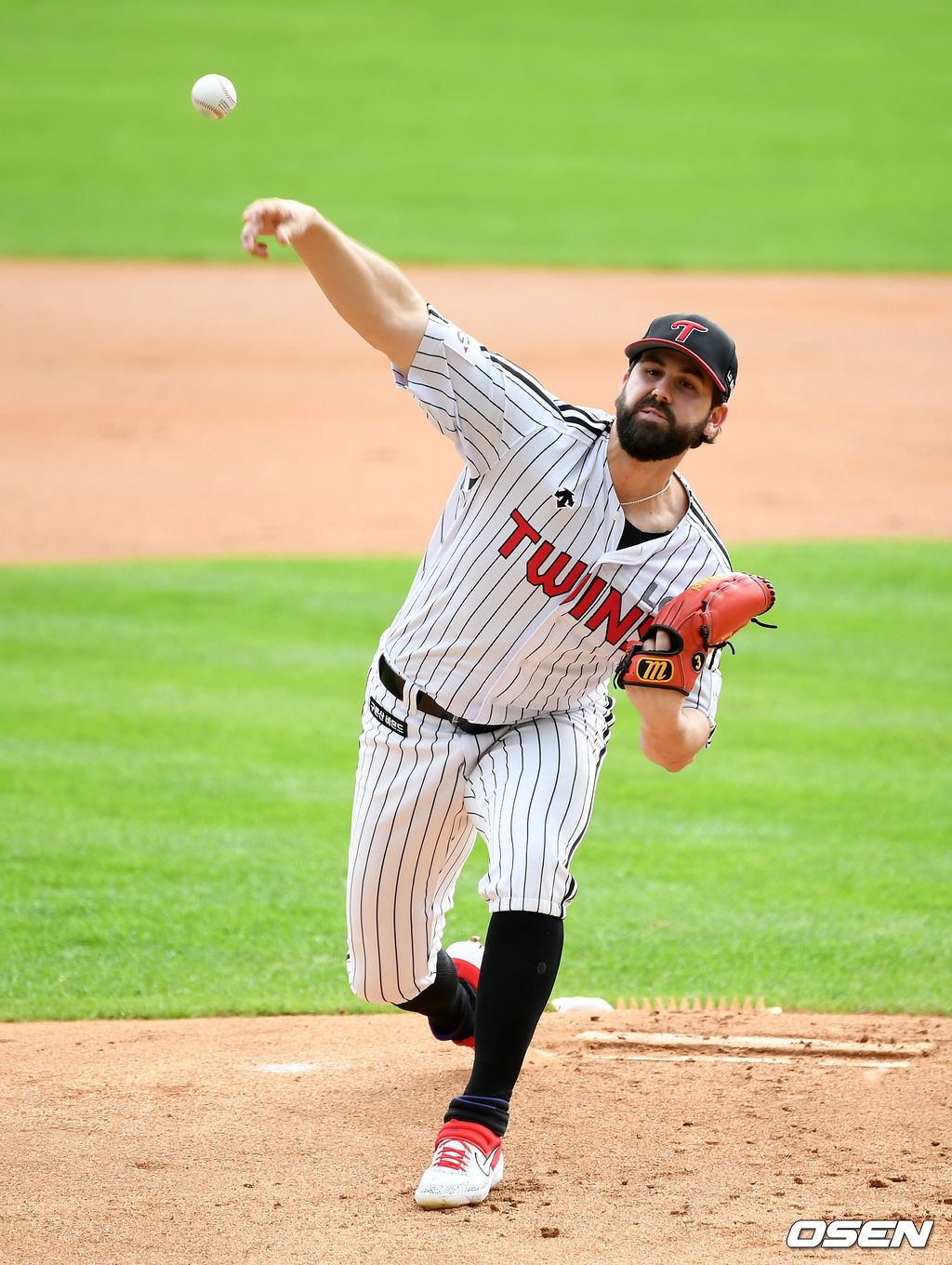 3일 오후 서울 잠실야구장에서 '2019 신한은행 MY CAR KBO 포스트시즌' LG 트윈스와 NC 다이노스의 와일드카드 결정전 1차전이 열렸다.1회초 LG 켈리가 역투하고 있다. /jpnews@osen.co.kr