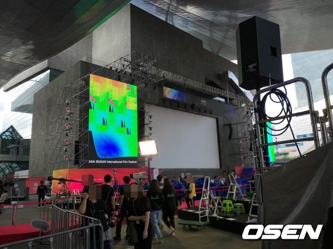 제24회 부산국제영화제 측이 3일 오후 6시 레드카페 및 개막식 행사를 앞두고 막바지 준비에 한창이다. 영화의전당 모습.