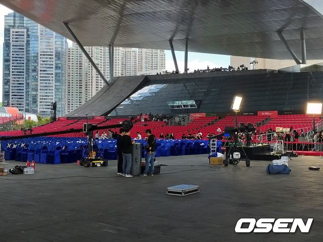 제24회 부산국제영화제 측이 3일 오후 6시 레드카페 및 개막식 행사를 앞두고 막바지 준비에 한창이다. 영화의전당 모습.