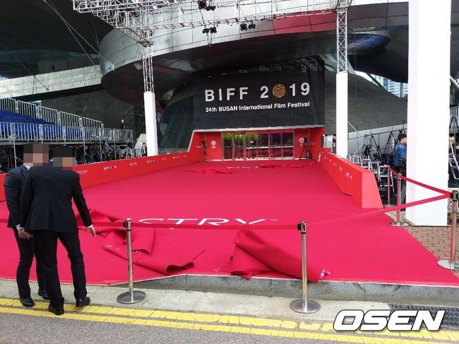 제24회 부산국제영화제 측이 3일 오후 6시 레드카페 및 개막식 행사를 앞두고 막바지 준비에 한창이다. 레드카펫 주변의 모습.