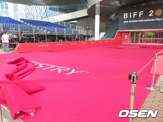 제24회 부산국제영화제 측이 3일 오후 6시 레드카페 및 개막식 행사를 앞두고 막바지 준비에 한창이다. 레드카펫 주변의 모습.