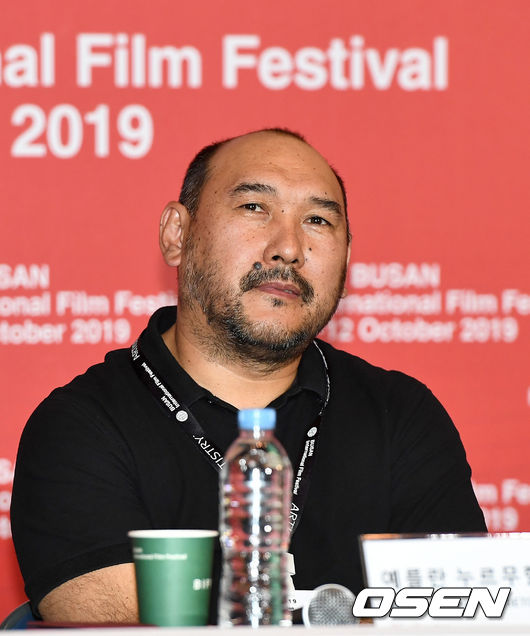 3일 오후 부산 해운대구 영화의 전당 중극장에서 ‘제24회 부산국제영화제’ 개막작 '말도둑들. 시간의 길'  기자회견이 열렸다.  예를란 누르무함베토프 감독이 취재진의 질문을 듣고 있다. /dreamer@osen.co.kr